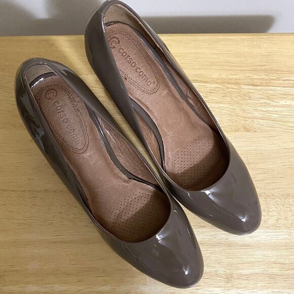 Corso Como Taupe Shoes Size 9M Patent Leather 3.5” Wooden Block Heel Pumps - Picture 12 of 12
